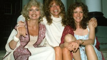 I Am Filled With Sorrow," Carly Simon Says In Remembrance Of Sisters Who Passed Away From Cancer One Day Apart