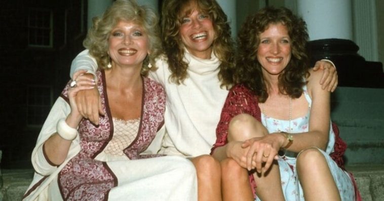 I Am Filled With Sorrow," Carly Simon Says In Remembrance Of Sisters Who Passed Away From Cancer One Day Apart