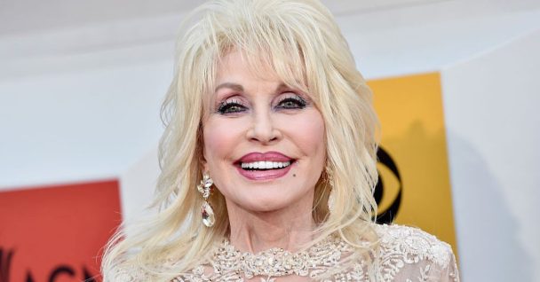 Dolly Parton Has Announced That She Will Stop Touring & Spend More Time At Home With Her Hubby
