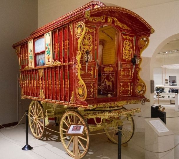 Extraordinary Interior Of An Early 1800s Gypsy Caravan - Act Biggy